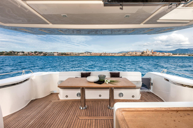 2014 Ferretti Yachts 690