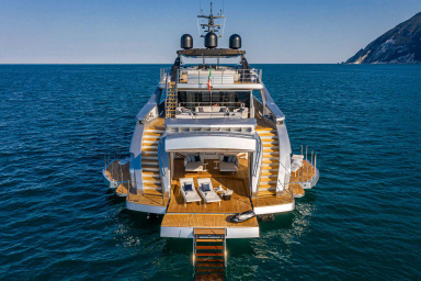 2016 Pershing Yachts 140