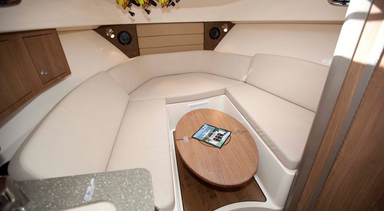 2018 Boston Whaler 315 Conquest