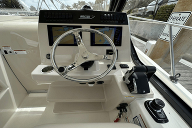 2022 Boston Whaler 325 Conquest