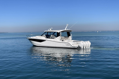 2022 Boston Whaler 405 Conquest