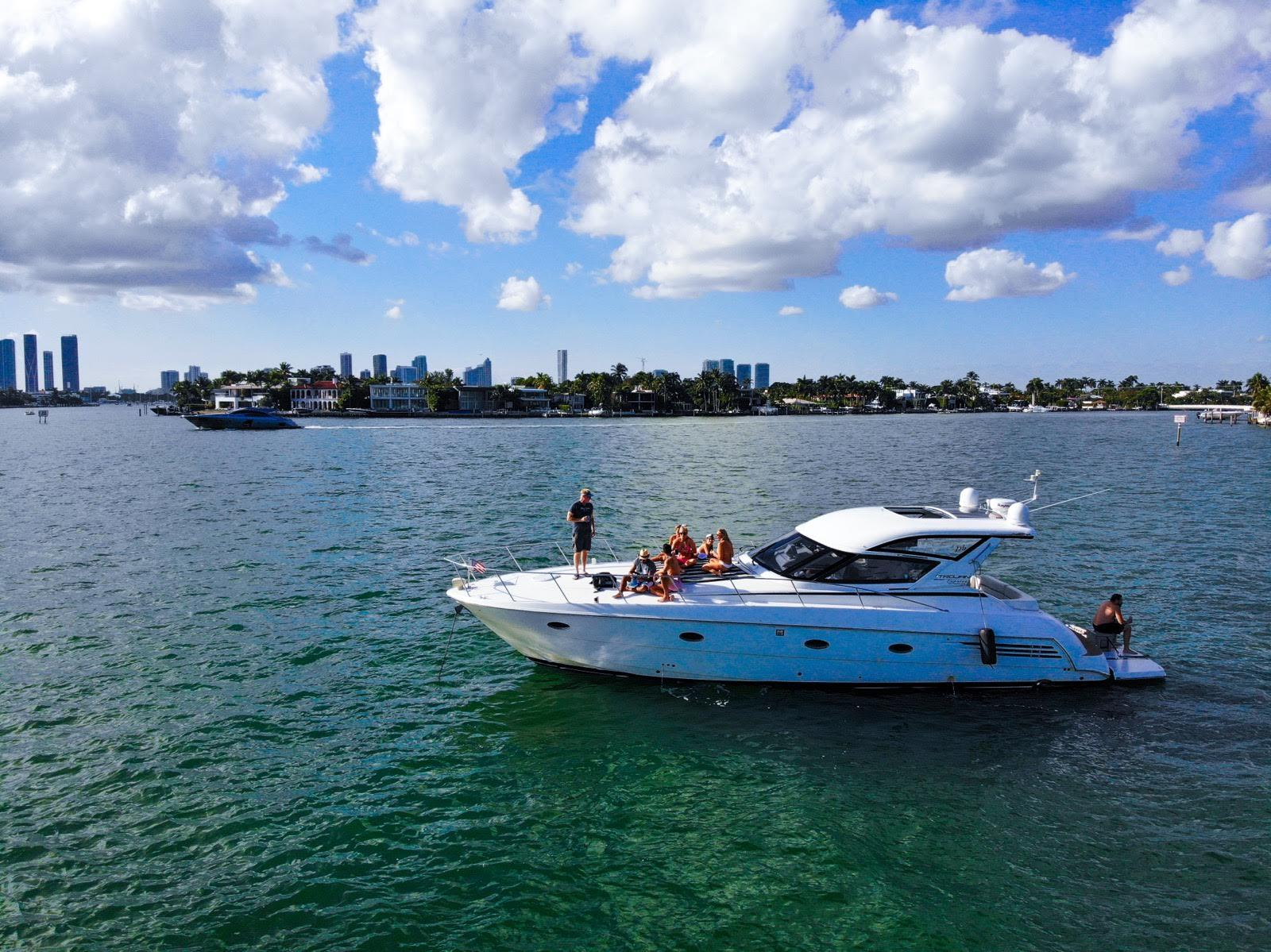 2000 Carver Yachts Trojan 440 Express
