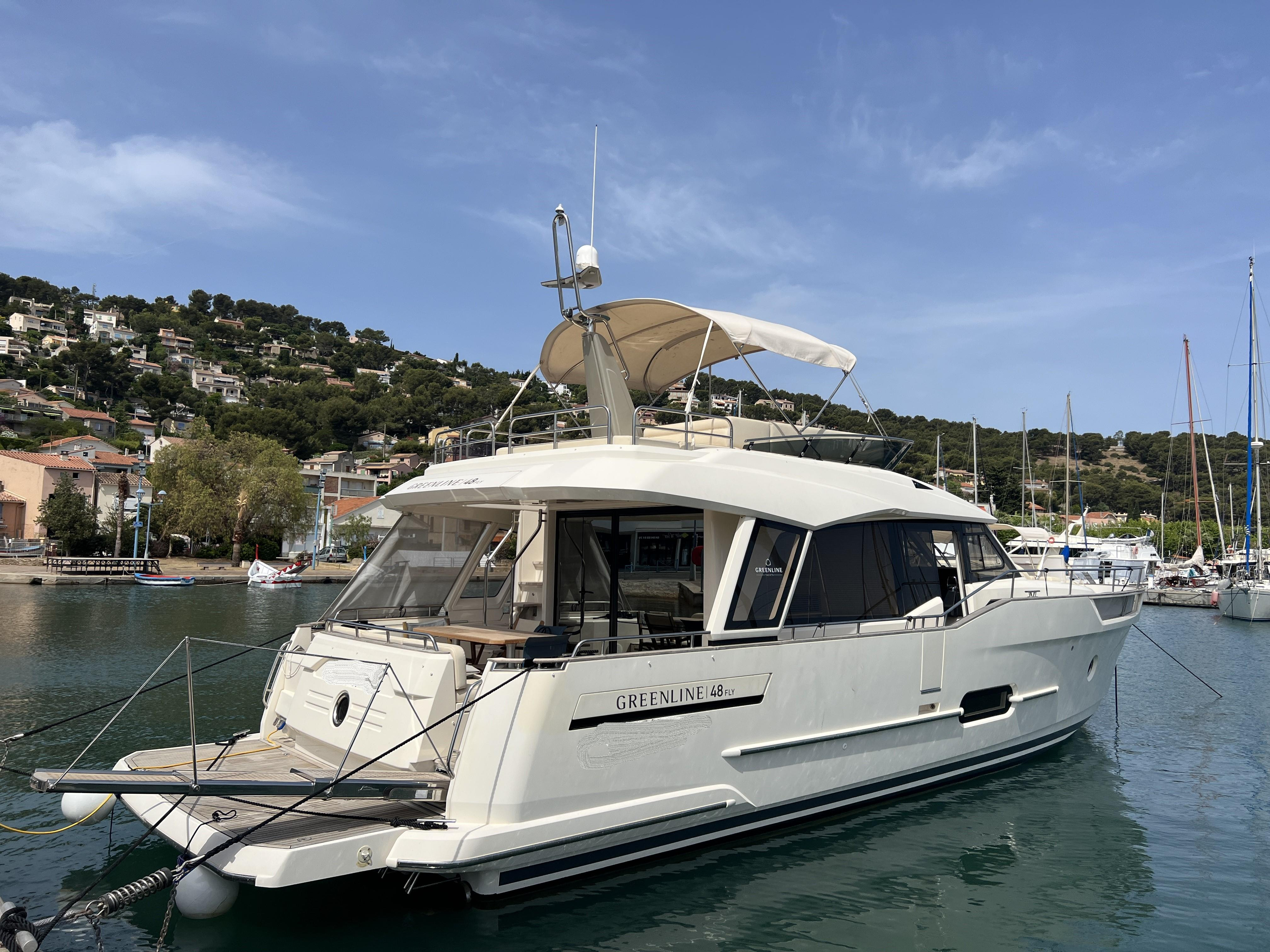 2022 Greenline Yachts 48 Fly