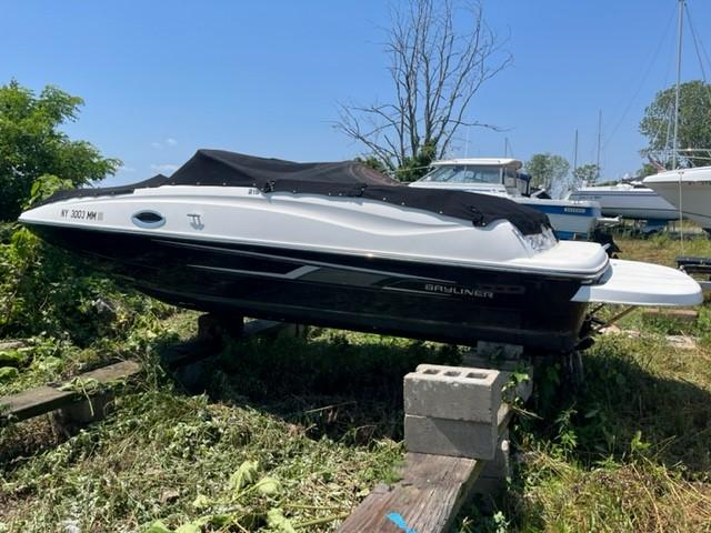 2016 Bayliner 215 Deck Boat